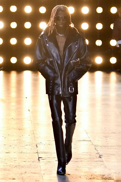 Look 16